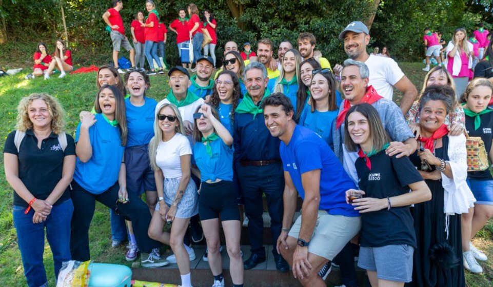 Las autoridades políticas con las peñas en la comida popular en Torrelavega.