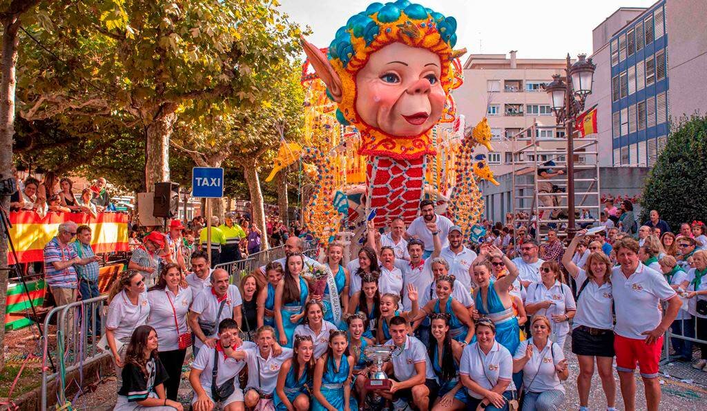 Ganadores de la Gala Floral de Torrelavega con la carroza 'Pomposa'.