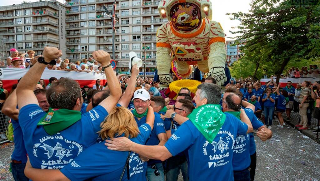 La carroza 'Gravity', ganadora de la Batalla de Flores de Laredo.