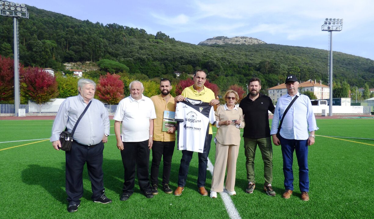 Un momento en el centro del campo del Paloma del homenaje a 'Didi'. R.A.