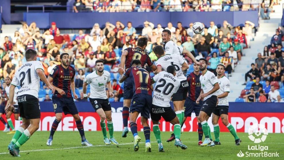 Un momento del partido entre Levante y Racing.