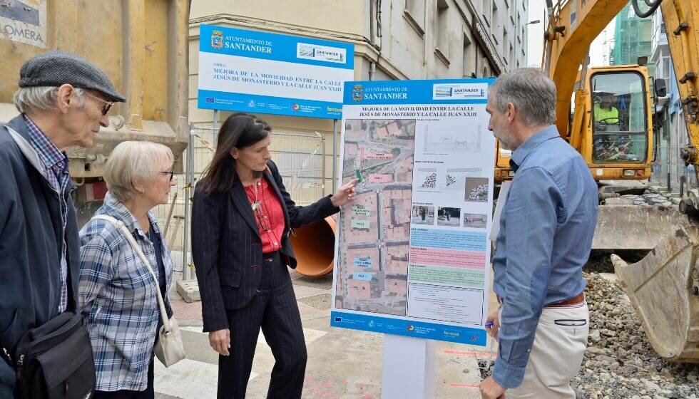 Las autoridades políticas visitan las obras iniciadas de la escalera mecánica.