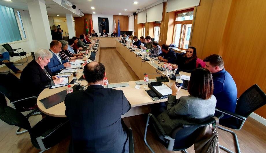 Concejales en la sesión plenaria de Torrelavega.