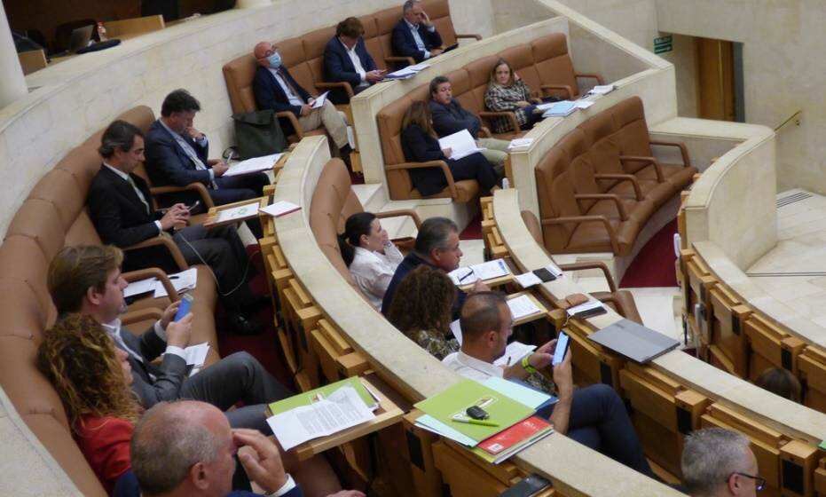 Diputados en el Parlamento de Cantabria. R.A.