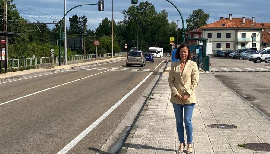 La portavoz del PP, Marta Fernández en la Avenida de Barreda.