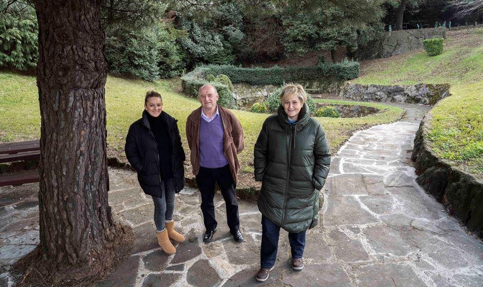 Visita de la alcaldesa y autoridades políticas a la fuente en Camargo.