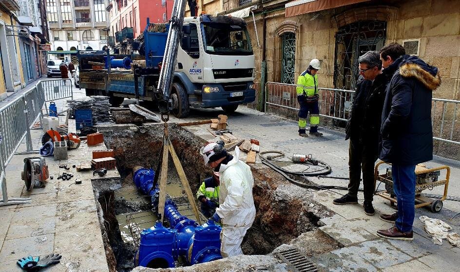 Obras en la tubería de la calle Alonso Astulez, en Torrelavega.