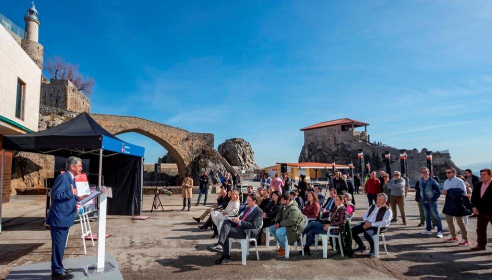 Revilla en la presentación en Castro Urdiales.