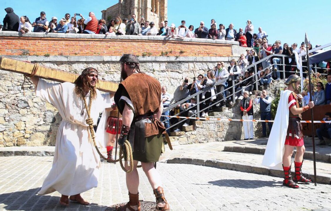 Un momento de la Pasión Viviente en Castro Urdiales.