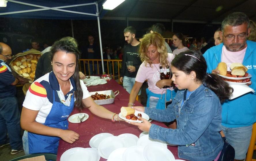 Reparto de chorizo en las fiestas de Meruelo. R.A.