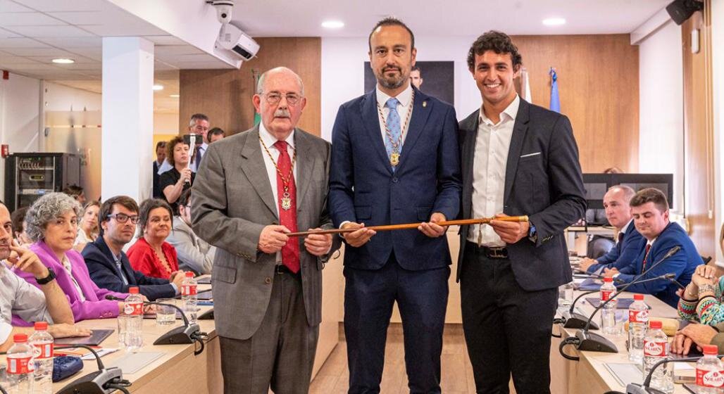 Javier López Estrada recibió el bastón de mando.