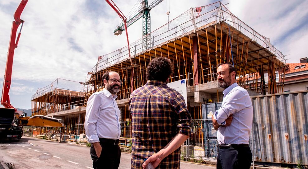 Visita a las obras de la Tecnoteca, en Torrelavega.