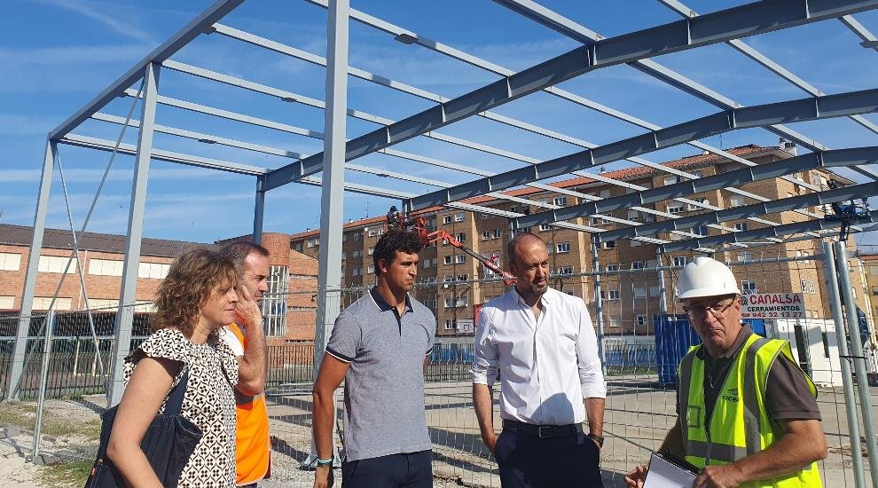 Visita a las obras de la cubierta de la pista deportiva Nueva Ciudad.