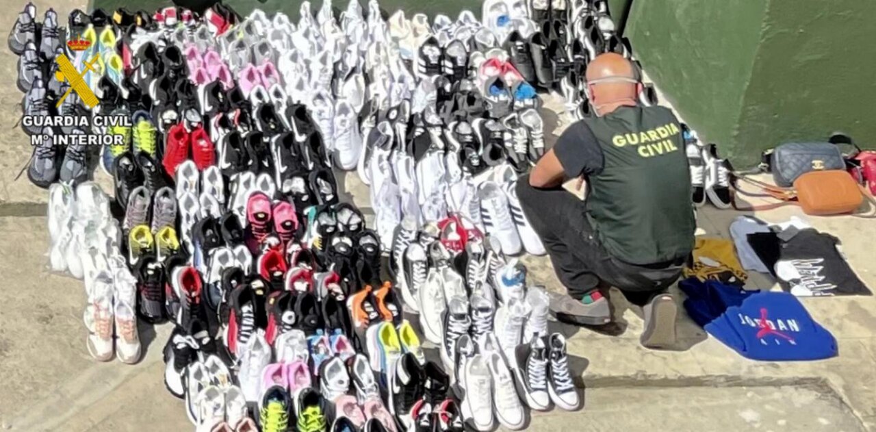 Zapatillas intervenidas en los mercados.