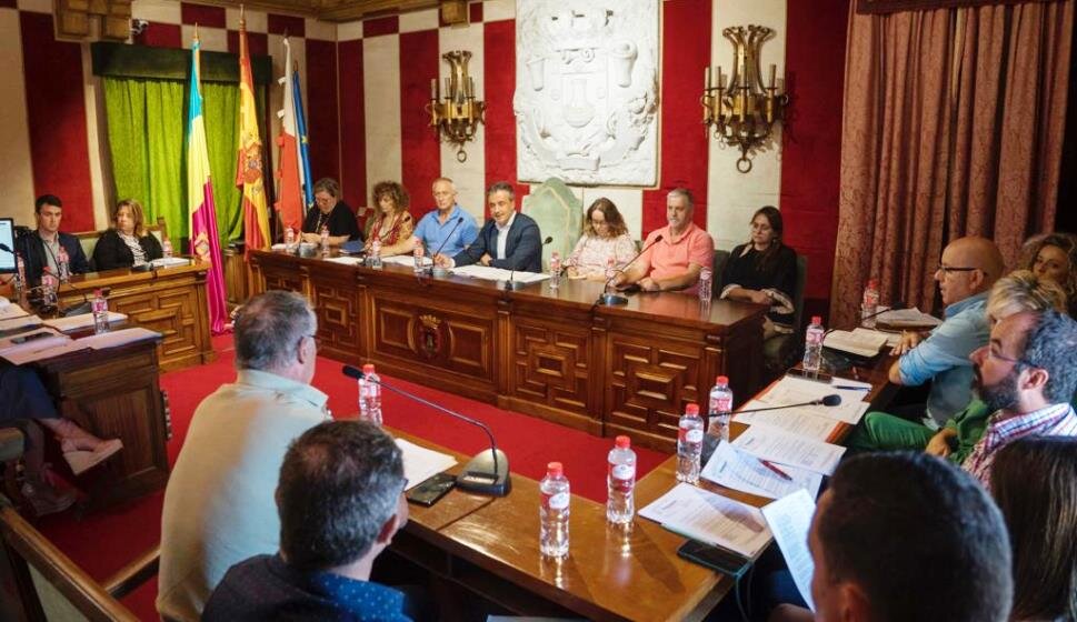 Concejales en el Pleno de Camargo.