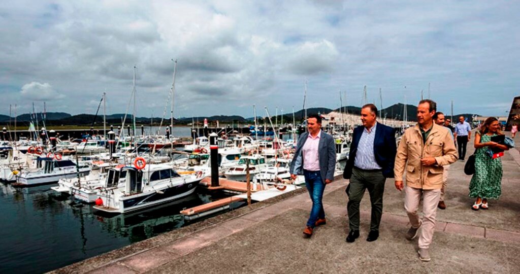 El consejero de Fomento, Roberto Media, en su visita al puerto de Santoña con las autoridades locales.