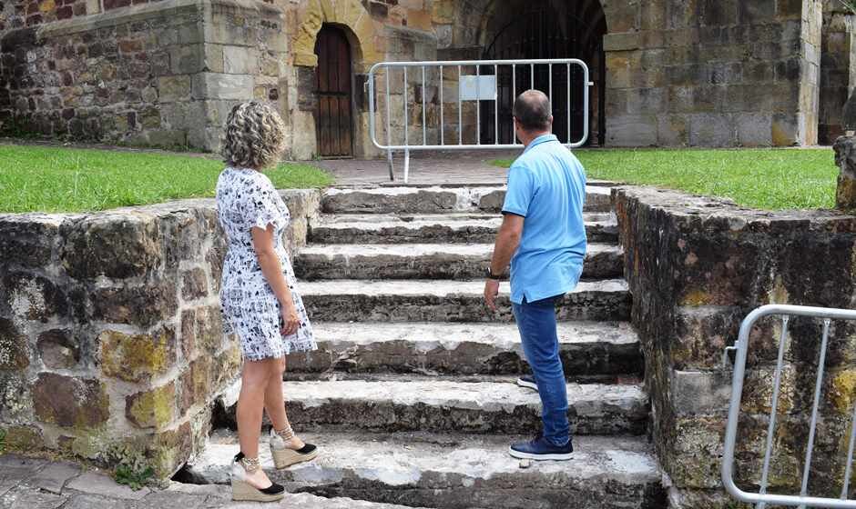 Obras en el exterior del Santuario de la Virgen de Valencia, en Piélagos.