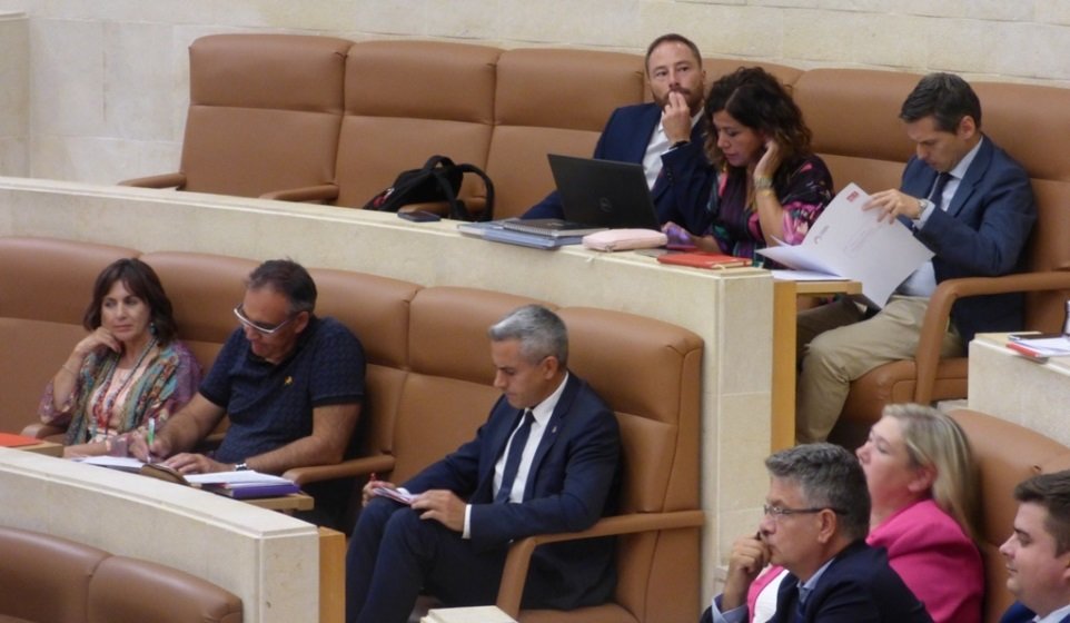 El Pleno en el Parlamento comenzó a las 12.00 horas y siguió por la tarde.