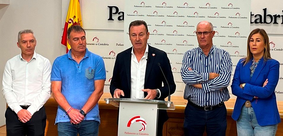 Representantes regionalistas en la rueda de prensa.