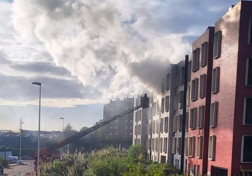 Rescatadas dos personas tras el incendio de basura en el hueco del ascensor de un edificio abandonado.

Los bomberos de Santander ha rescatado este miÃ©rcoles a dos personas atrapadas a consecuencia de un incendio de basura en el hueco del ascensor de un edificio abandonado de varios pisos situado en la zona de PeÃ±acastillo.

SOCIEDAD 
X BOMBEROS DE SANTANDER