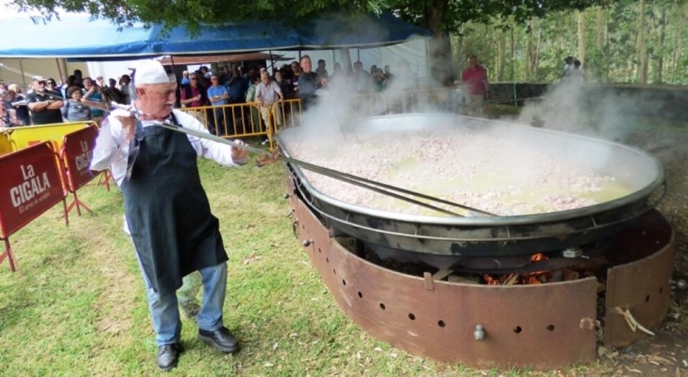 Preparación de la paella en Los Remedios. R.A.