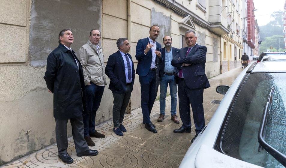 Visita del consejero de Fomento, Roberto media, a Torrelavega.