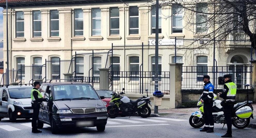 Control de los agentes en las calles de Santander.