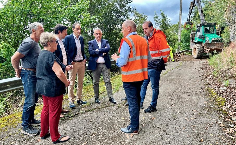 Los políticos visitan la zona del talud.