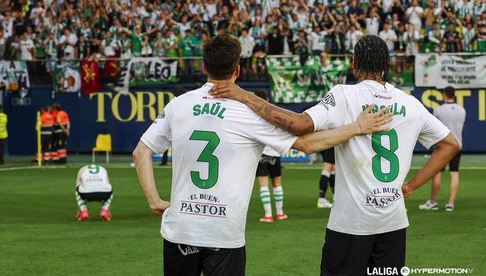 Los jugadores ante su afición al final del encuentro.