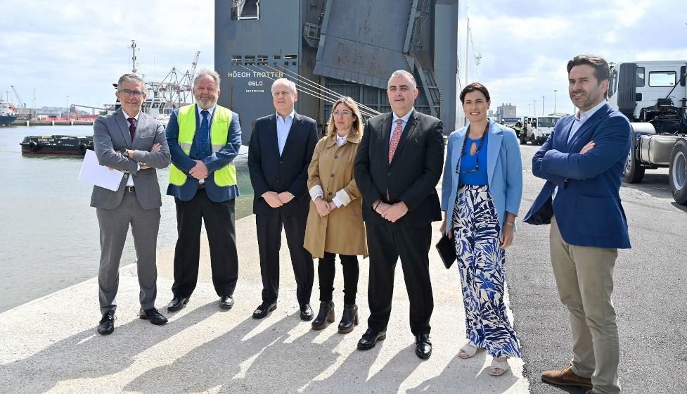 Las autoridades políticas en la inauguración en las obras del puerto.