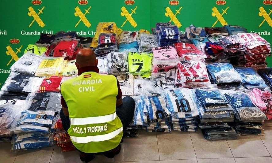 Camisetas incautadas por la Guardia Civil.