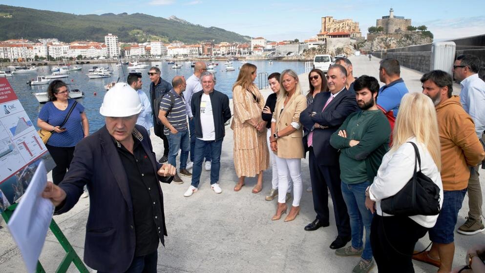 Las autoridades políticas visitan el puerto de Castro urdiales.