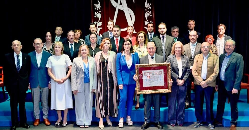 Autoridades en la entrega de la Medalla de Oro.