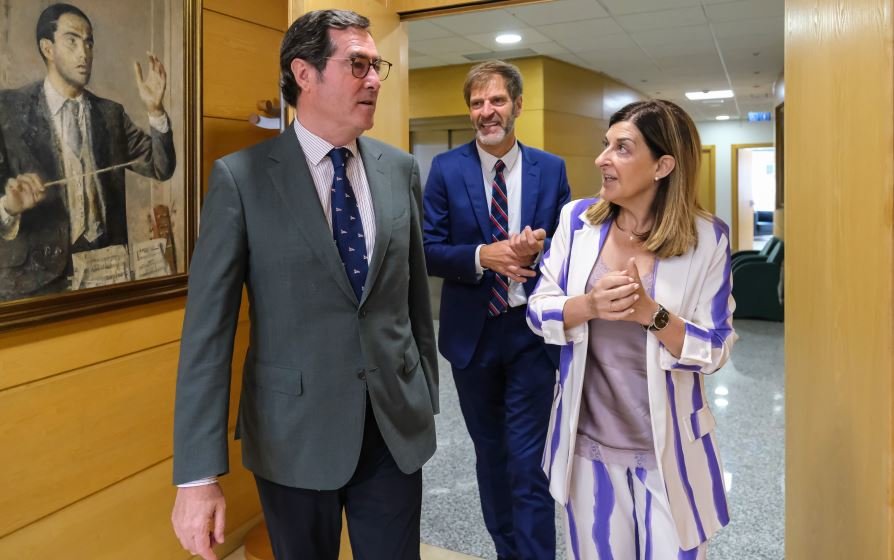 Reunión de la presidenta de Cantabria con la patronal nacional.