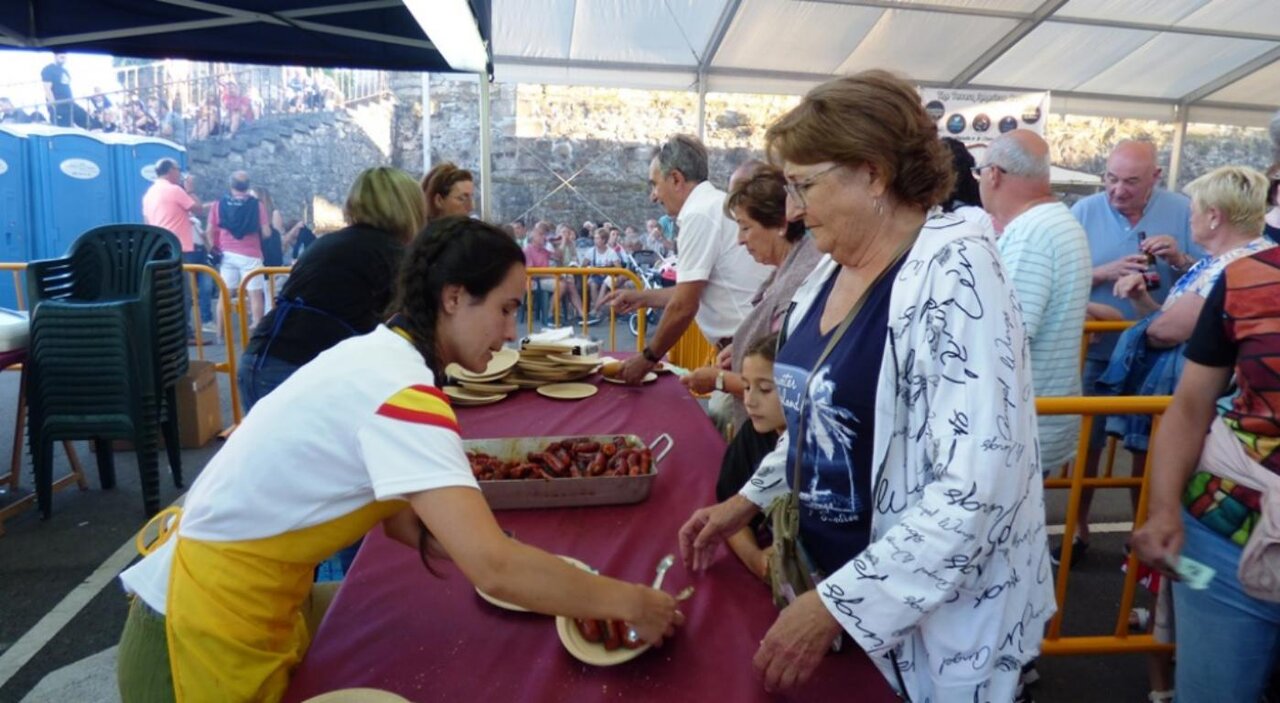 Reparto de chorizo en San Mamés. R.A.