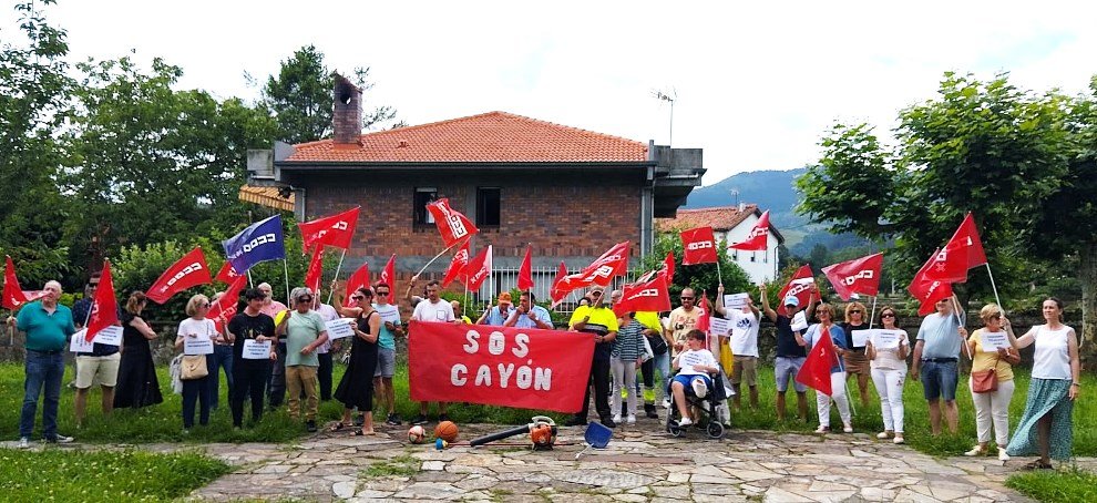 Trabajadores en la concentración fuera del Ayuntamiento.