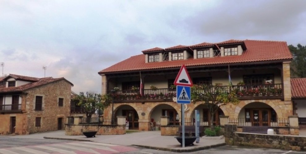 Casa Consistorial de Alfoz de Lloredo. R.A.