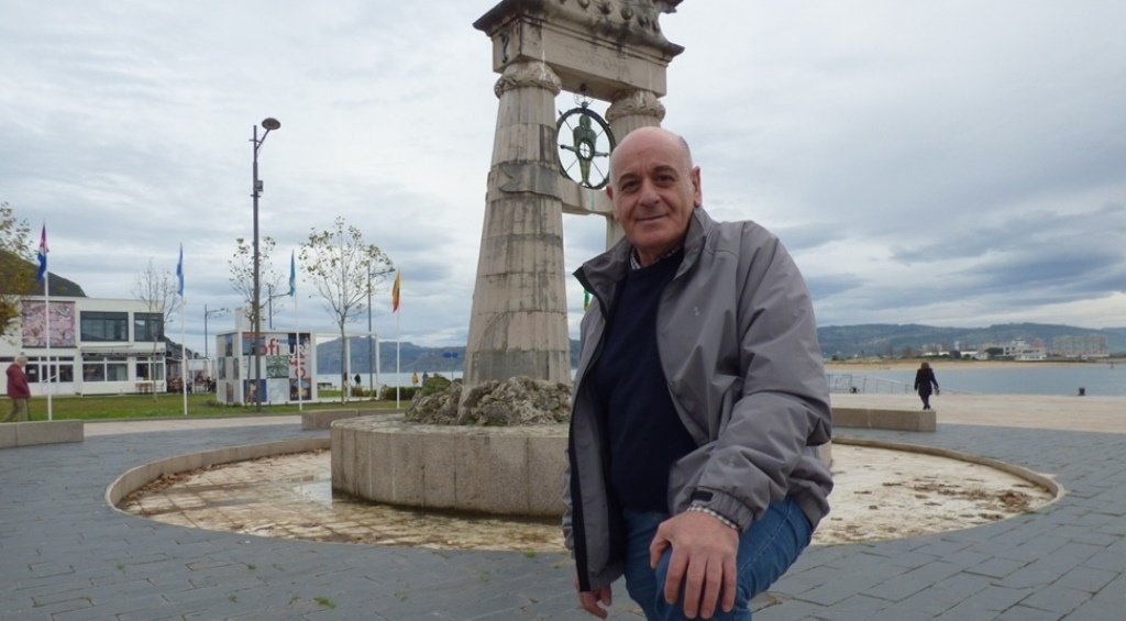 Pedro Linares junto al monumento a Juan de la Cosa. R.A.