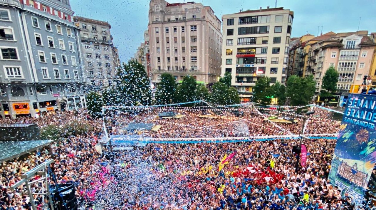 Chupinazo en las fiestas de Santiago de Santander.