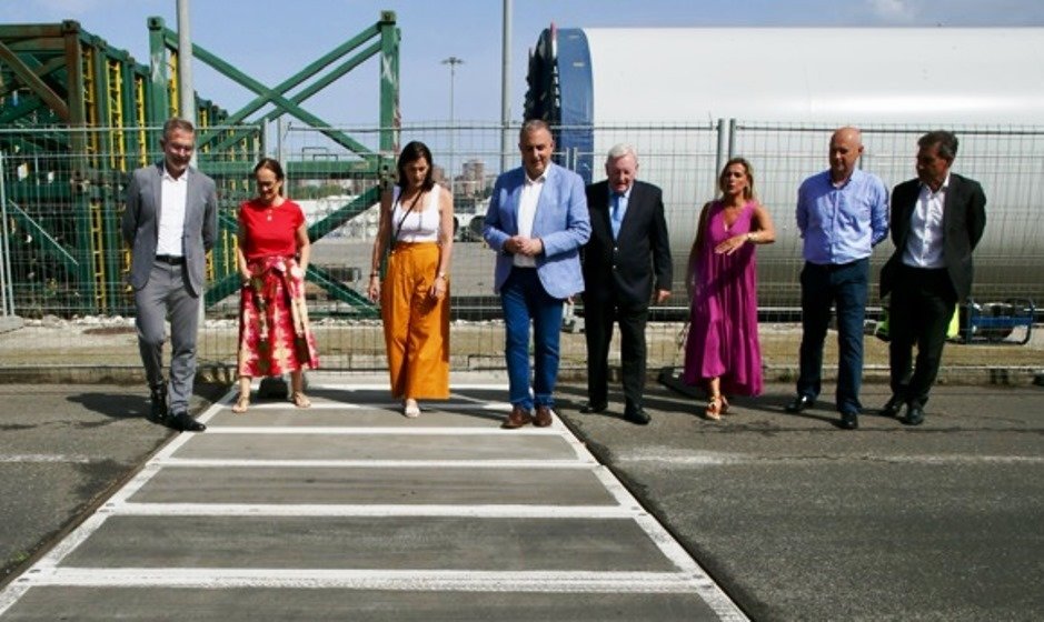 Los políticos durante la visita a las obras de saneamiento en Santander.