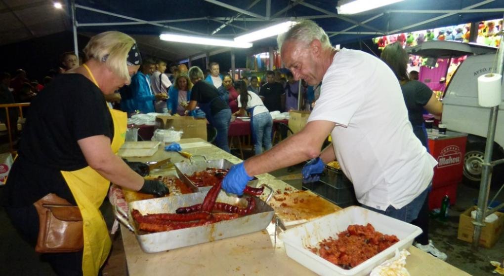 Preparación de la chorizada en San Mamés. R.A.