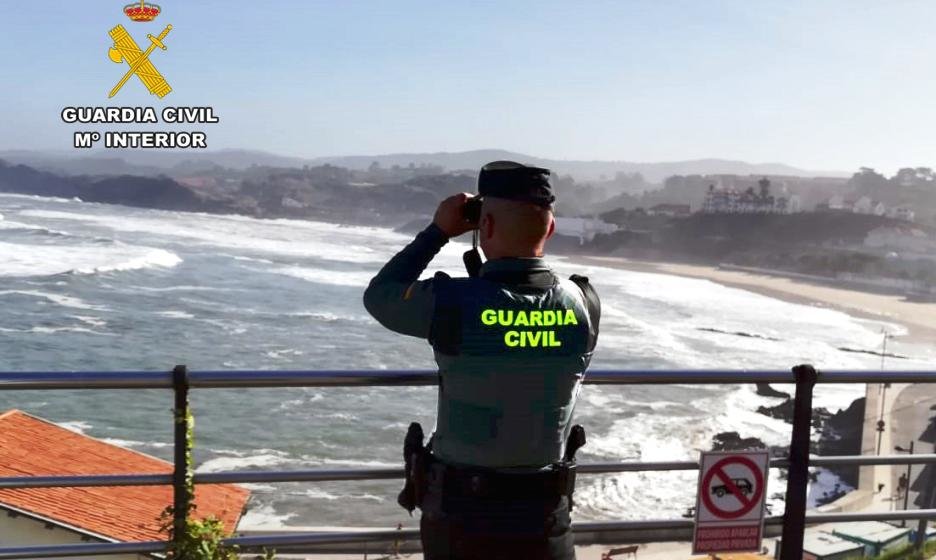 Los agentes vigilan la costa.