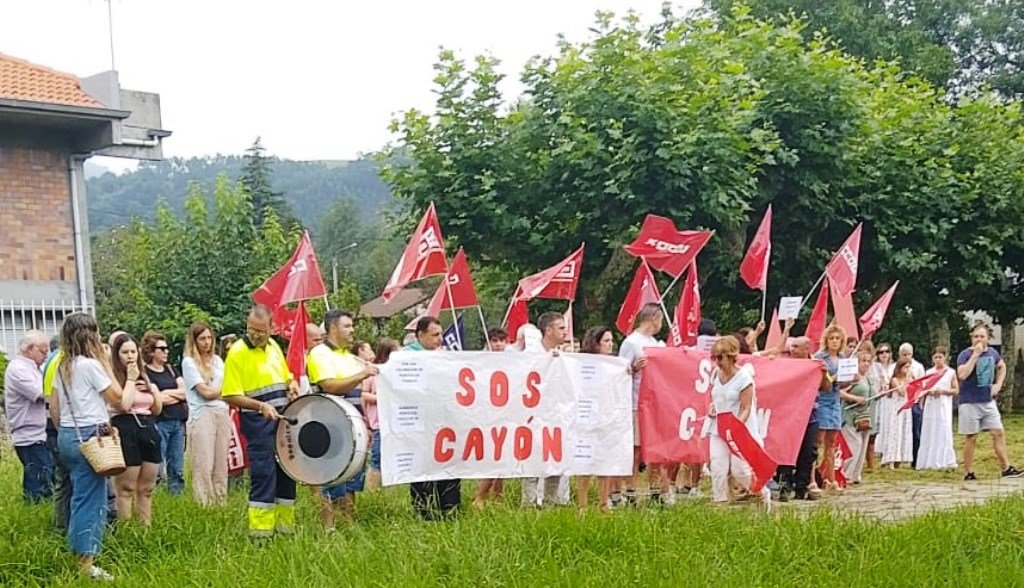 Concentración en el Ayuntamiento de Santa María de Cayón.