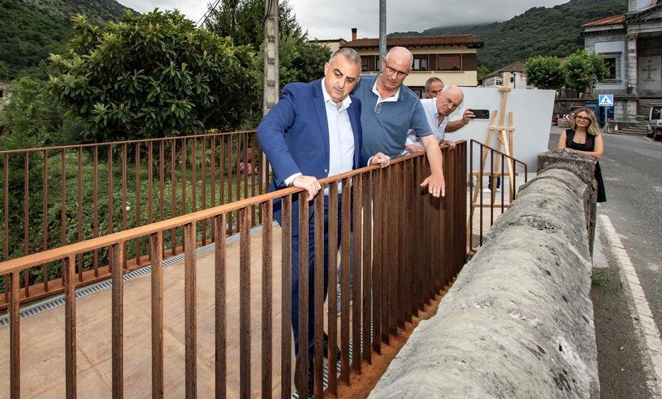 Las autoridades políticas visitan la pasarela de Arredondo.