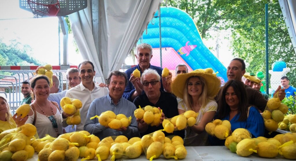 18:30 horas. Alfoz de Lloredo. El consejero de Desarrollo Rural, Ganadería, Pesca y Alimentación, Pablo Palencia, asiste a la XIII Fiesta de los Limones Solidarios. A las 20:30 horas asistirán los consejeros de Fomento, Ordenación del Territorio y Medio Ambiente, Roberto Media, y de Inclusión Social, Juventud, Familias e Igualdad, Begoña Gómez. 3 de agosto de 2024 © Raúl Lucio