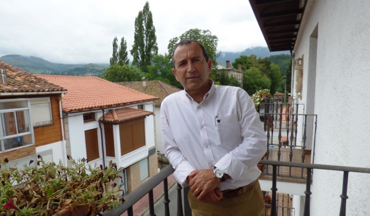 Joaquín Villegas en el balcón del Ayuntamiento. R.A.