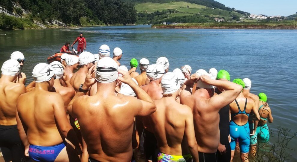 Nadadores en la Travesía del río Pas.