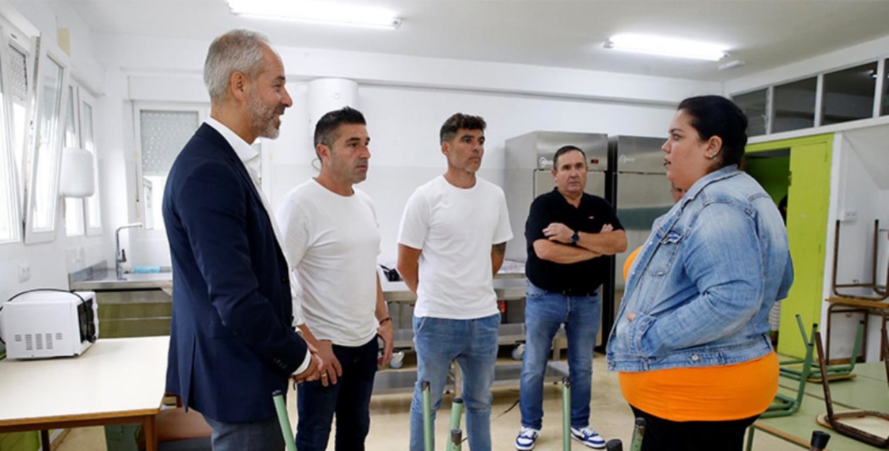 Las autoridades políticas visitan el colegio.