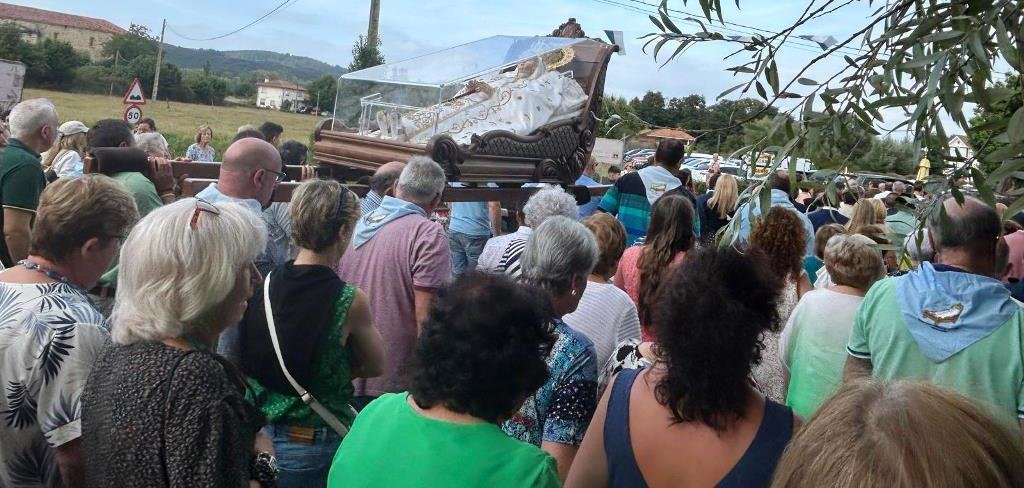 Los vecinos participaron en la procesión por las calles de Escalante.