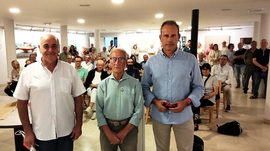 Un momento del acto en la Casa de Cultura de Santoña. R.A.